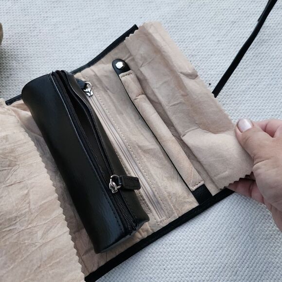 Black Minimalist Key and Card Holder - Picture 7 of 9